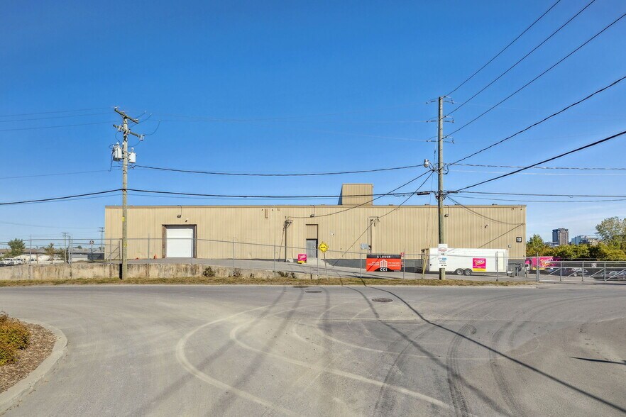 More Photos Of 10 Rue Emile-Bond, Gatineau Light Distribution For Lease