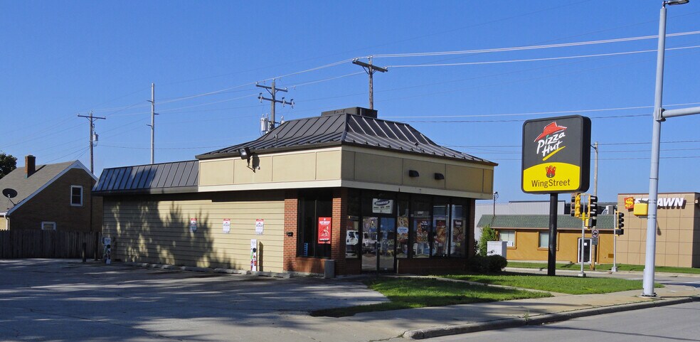 More Photos Of 1808 University Ave, Green Bay Restaurant For Sale