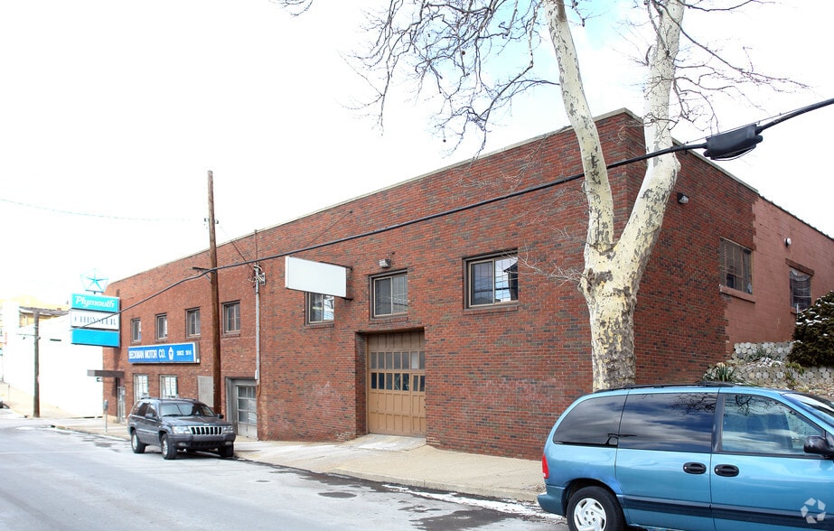More Photos Of 110 Penn Ave, Pittsburgh Auto Dealership For Lease