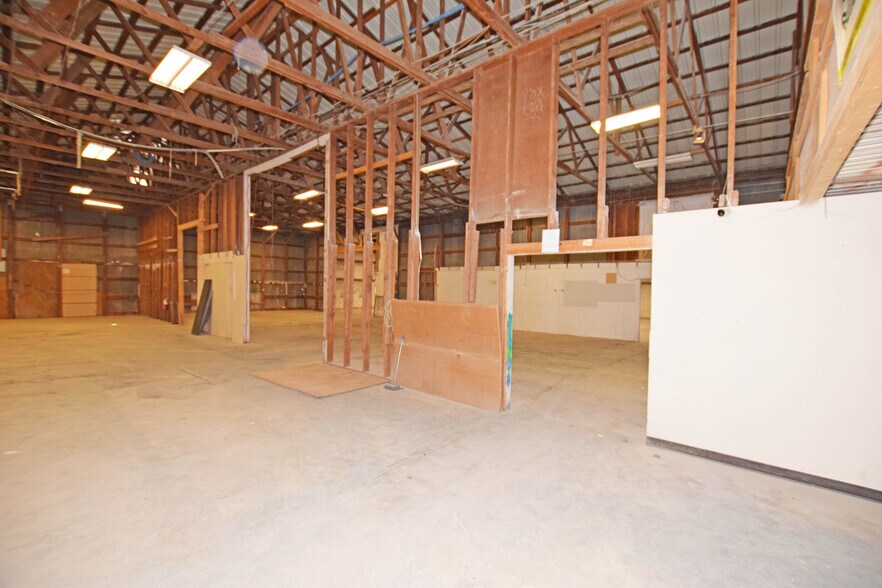 More Photos Of 302 Industrial Ave, Odessa Warehouse For Sale
