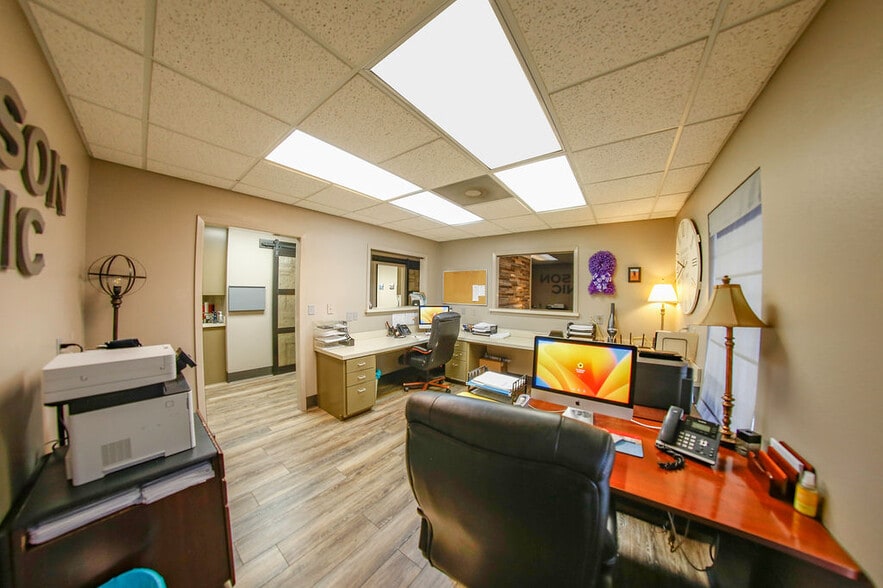 More Photos Of 4550 Lamar Ave, Paris Rehabilitation Center For Lease