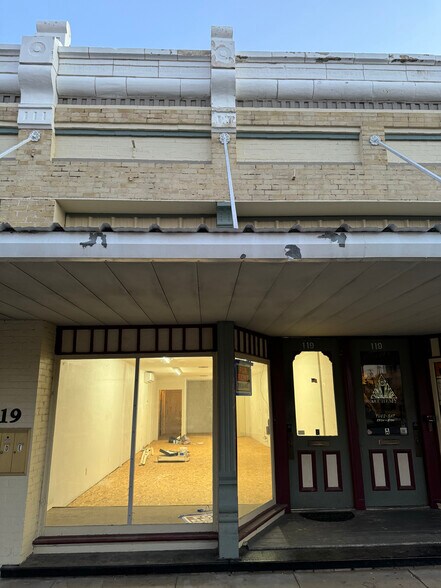 More Photos Of 119 W 2nd St, Taylor Showroom For Lease