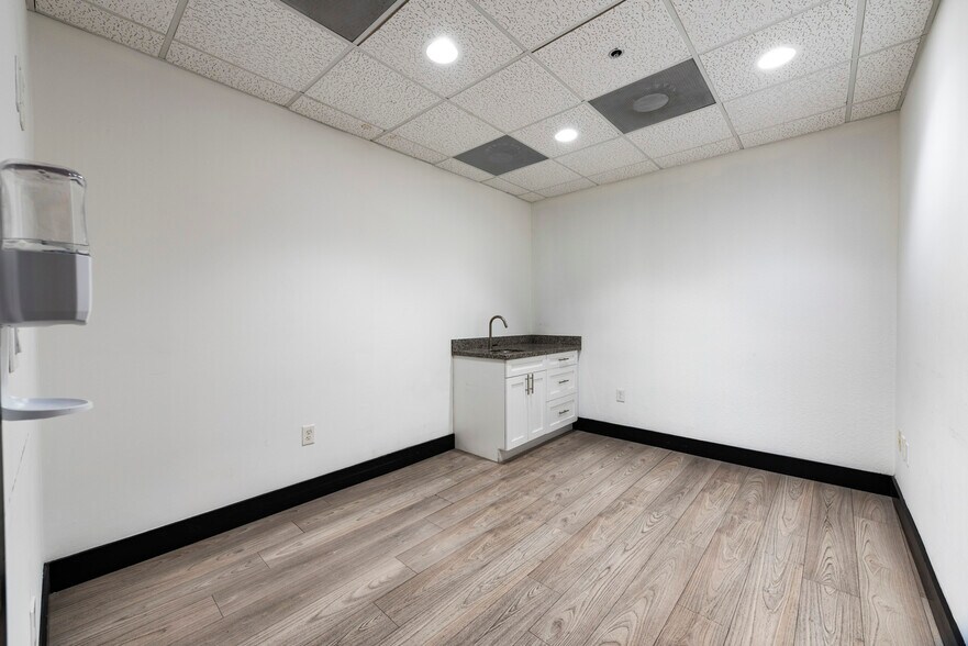 More Photos Of 6141 Sunset Dr, South Miami Medical For Lease