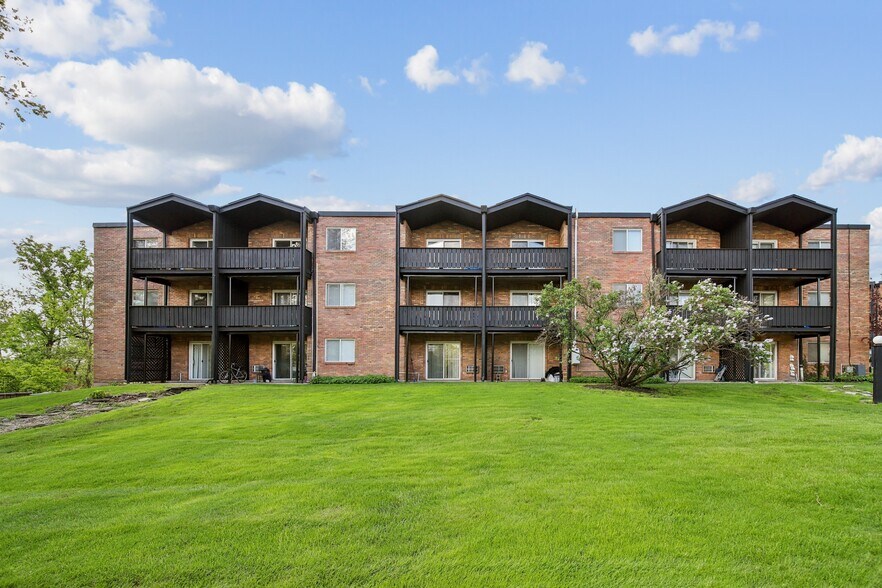 More Photos Of 211 N Lincolnway, North Aurora Apartments For Sale