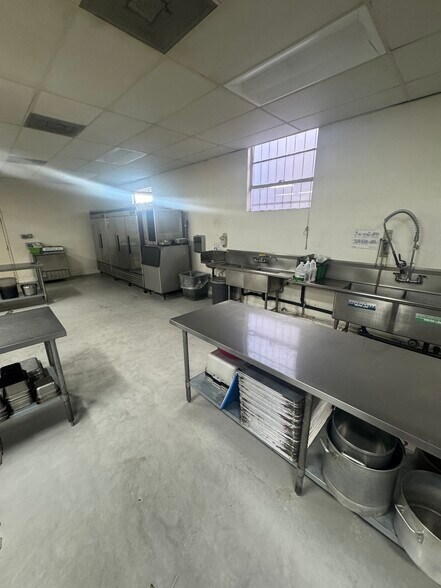 More Photos Of 7516 San Fernando Rd, Sun Valley Warehouse For Lease