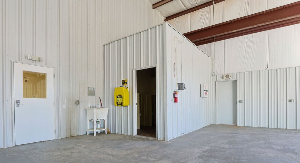 More Photos Of 2914 N County Road 1140, Midland Warehouse For Lease