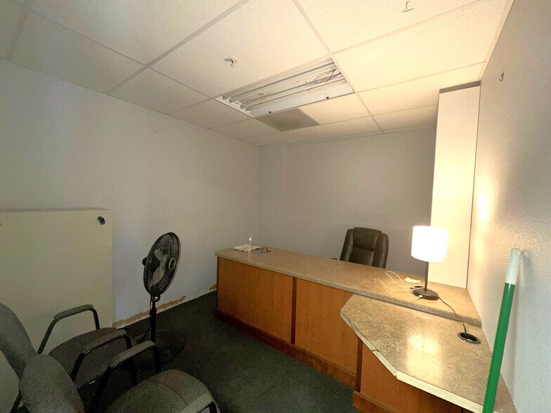 More Photos Of 6618-6628 26th Ct E, Sarasota Warehouse For Lease