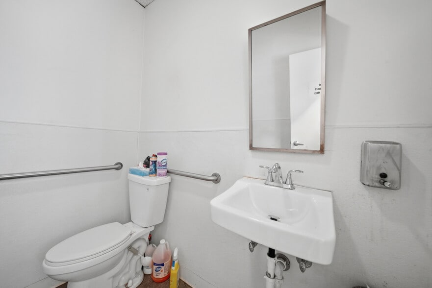 More Photos Of 428 S Willow St, Manchester Freestanding For Sale