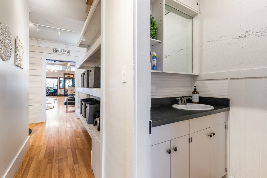 More Photos Of 511 Front St, Lynden General Retail For Sale