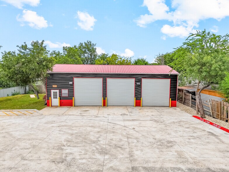 Primary Photo Of 6901 Wt Montgomery, San Antonio Flex For Lease