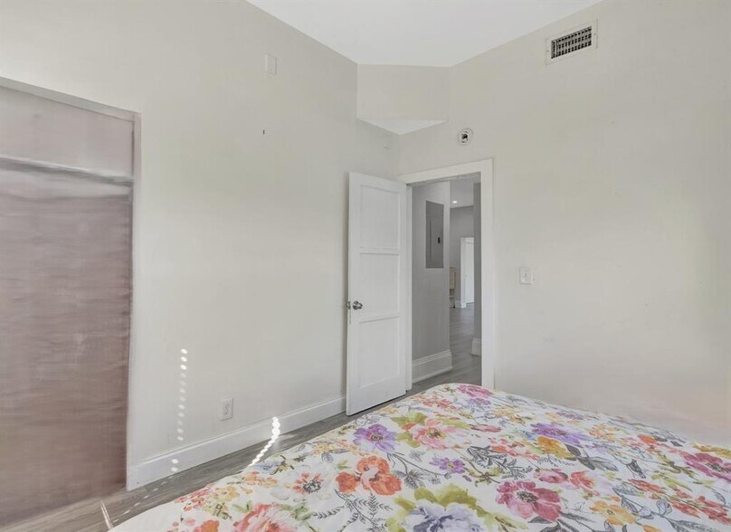 More Photos Of 901 W Las Olas Blvd, Fort Lauderdale Specialty For Sale