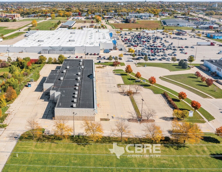 More Photos Of 2243 Westgate Dr, Bloomington Storefront For Lease