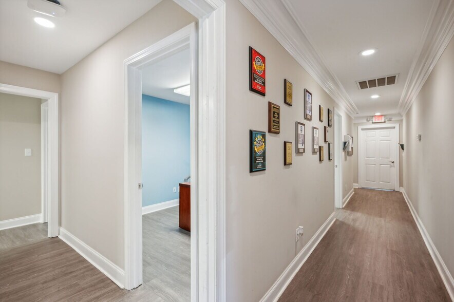 More Photos Of 4228 Main St, Oakwood Showroom For Lease