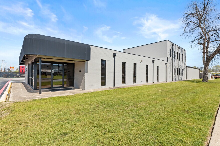 More Photos Of 3330 N Beach St, Haltom City Showroom For Sale