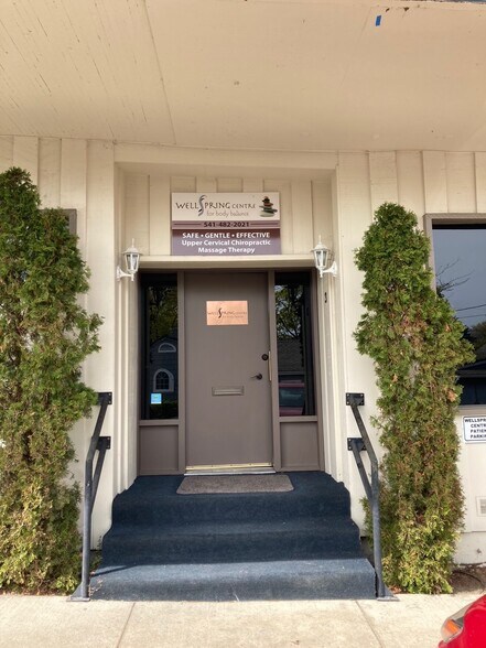 More Photos Of 993 Siskiyou Blvd, Ashland Office For Sale