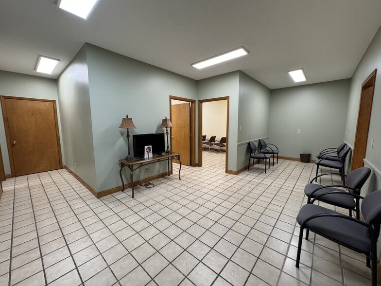 More Photos Of 915 N Main St, Bloomington General Retail For Sale