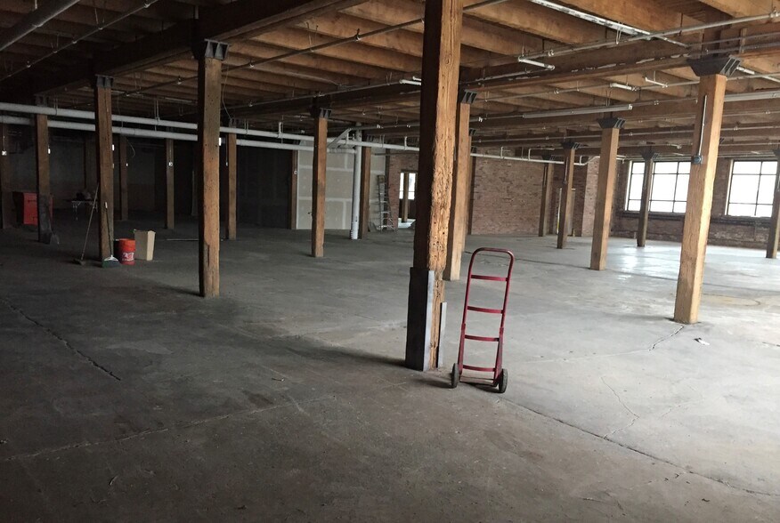 More Photos Of 1900-1940 S Western Ave, Chicago Showroom For Lease