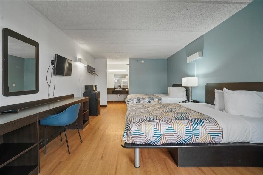 More Photos Of 105 Riverside Pky, Macon-Bibb Hotel For Sale