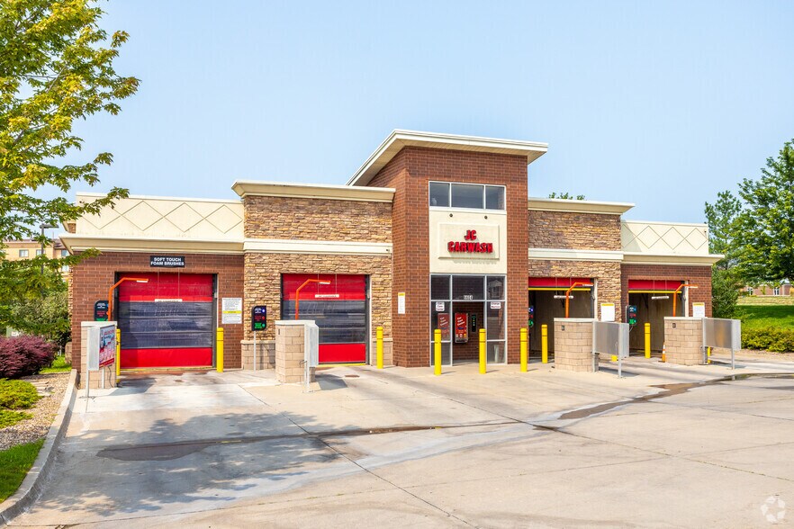 More Photos Of 6604 Coachlight Dr, West Des Moines Carwash For Sale