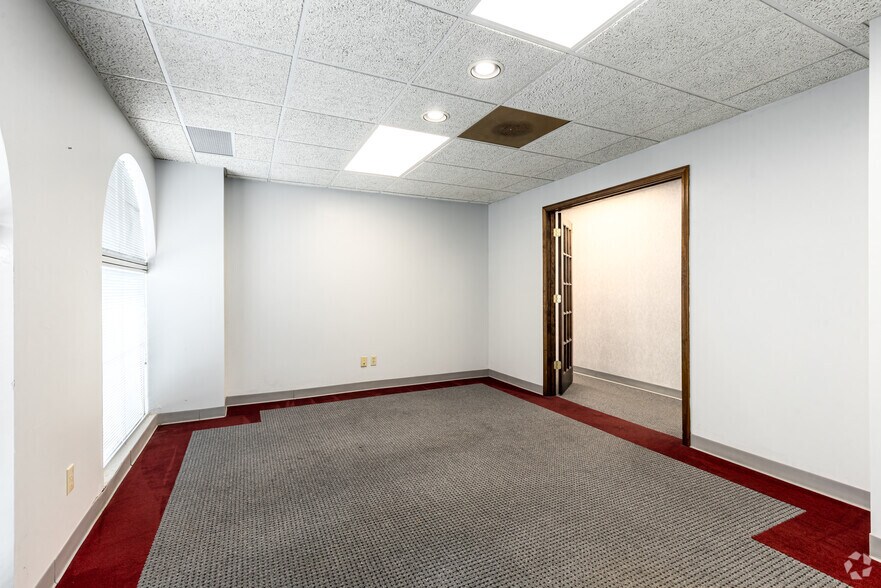 More Photos Of 3737 S Elizabeth St, Independence Office For Lease