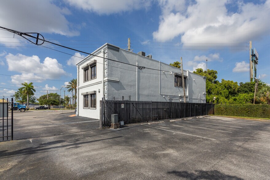 More Photos Of 2843 Pembroke Rd, Hollywood Office For Lease