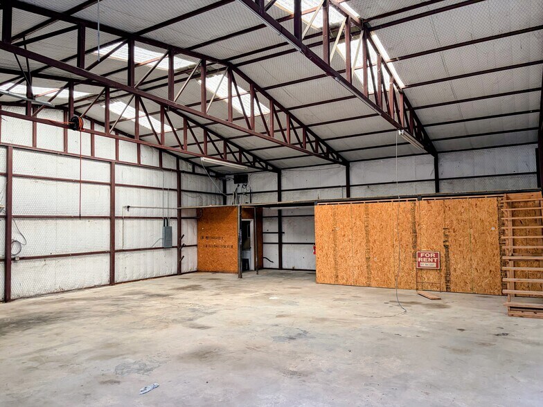 More Photos Of 9717 Industrial Rd, Justin Warehouse For Lease