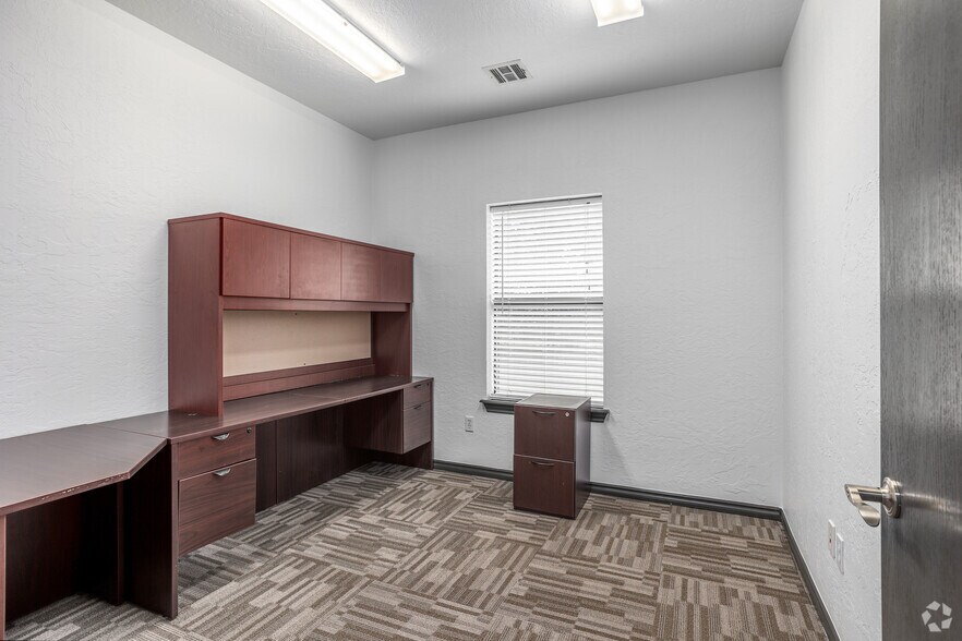 More Photos Of 9400 S I-35 Service Rd, Moore Office For Sale