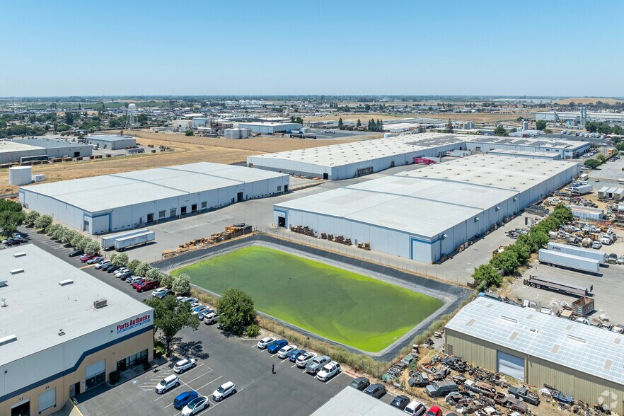More Photos Of 3146 S Chestnut Ave, Fresno Warehouse For Lease