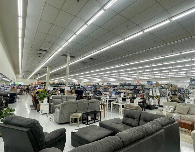 More Photos Of 51 Burnett Blvd, Poughkeepsie Freestanding For Lease