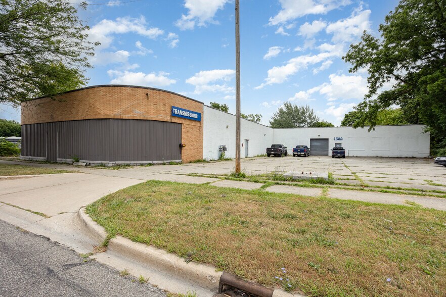 More Photos Of 1322 E Genesee Ave, Saginaw Showroom For Sale