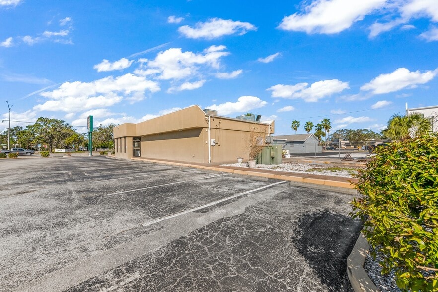 More Photos Of 4413 S Tamiami Trl, Sarasota Restaurant For Sale