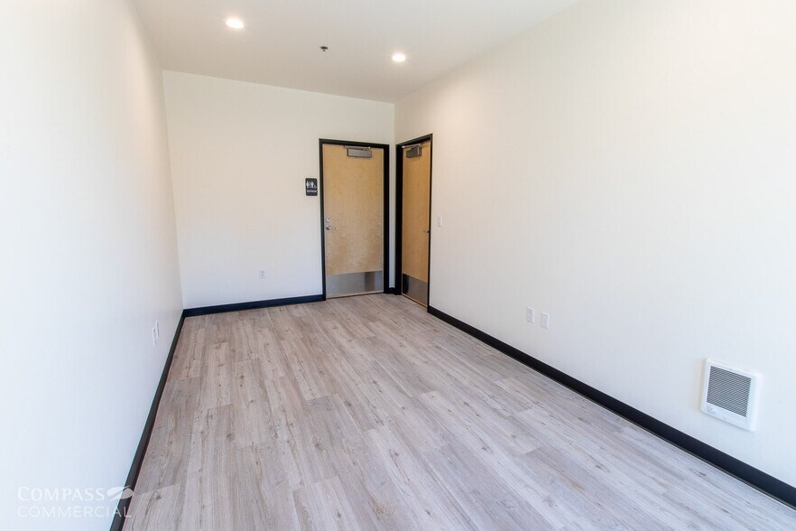 More Photos Of 2754 SW 6th St, Redmond Warehouse For Lease