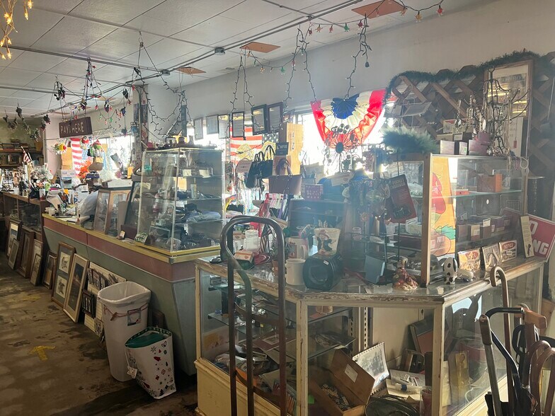 More Photos Of 585 E St, Hawthorne Storefront For Sale