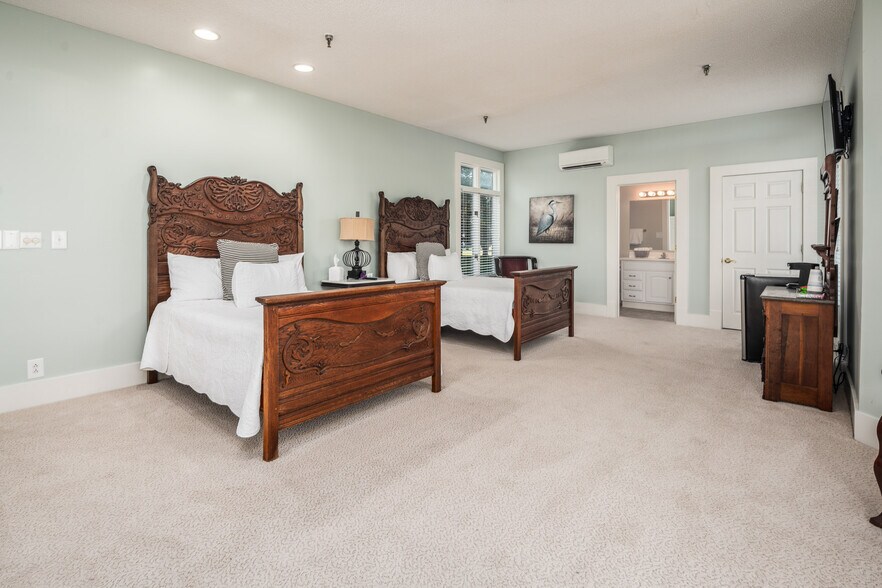 More Photos Of 738 E Main St, Belhaven Hotel For Sale