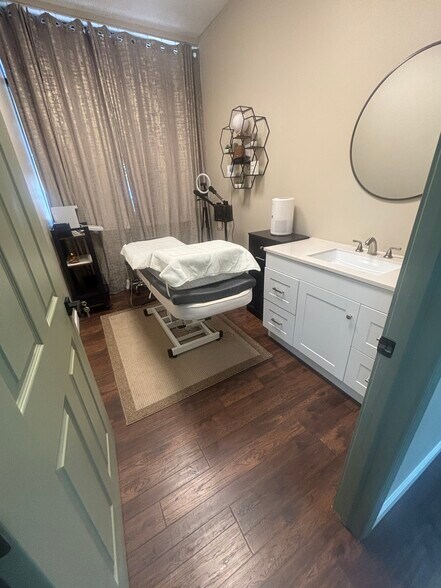 More Photos Of 24001 Orchard Lake Rd, Farmington Hills Medical For Lease