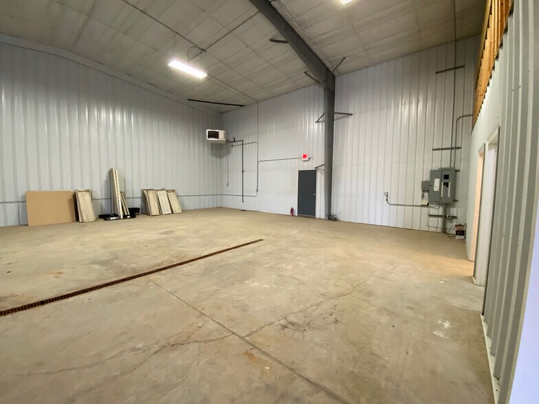 More Photos Of 5806 Baldwin Ln, Williston Warehouse For Lease