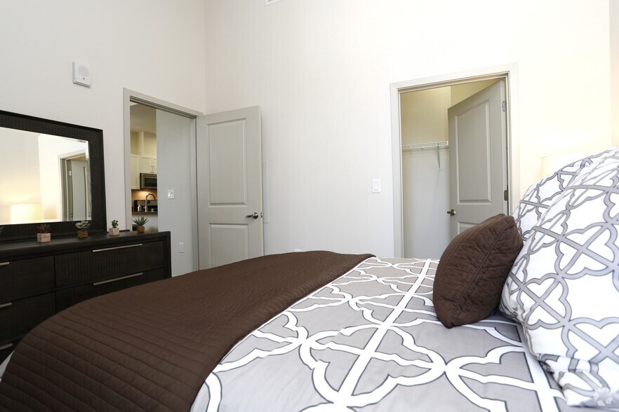 More Photos Of 1375-1411 Sycamore Ave, Hercules Unknown For Lease