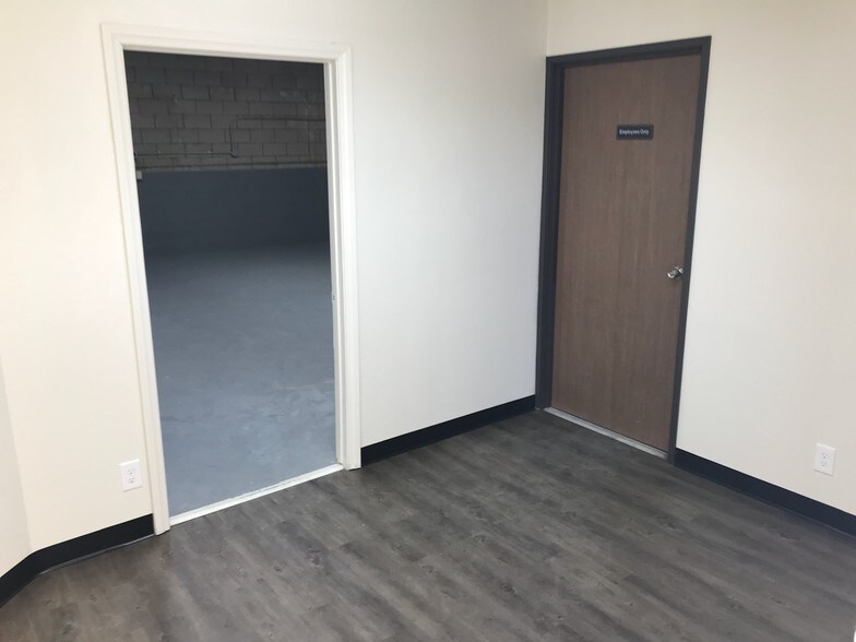 More Photos Of 817-873 W 9th St, San Jacinto Warehouse For Lease