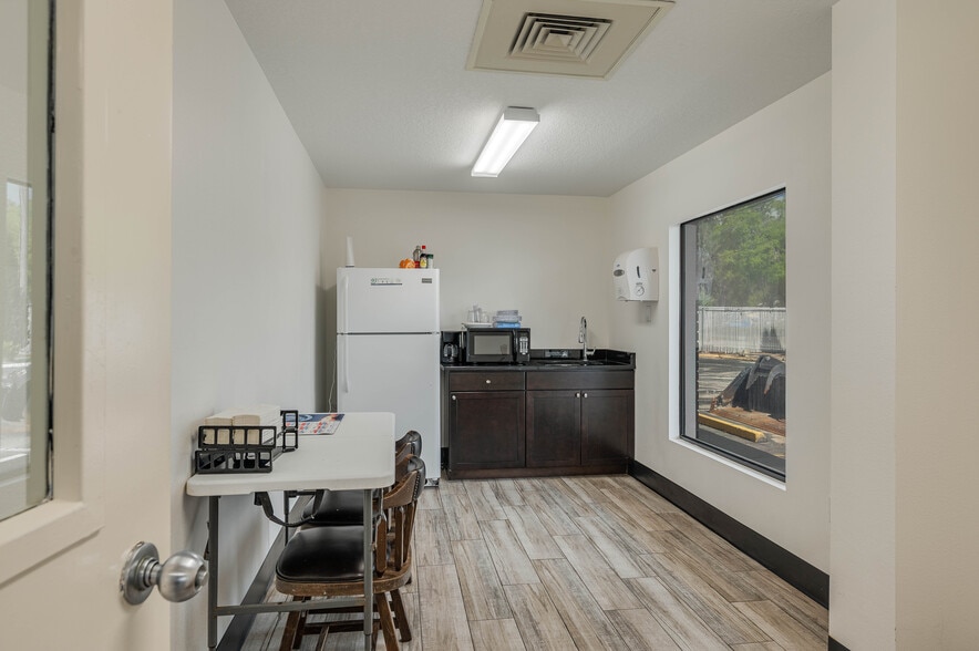 More Photos Of 174 NW 9th ave, Mulberry Distribution For Sale