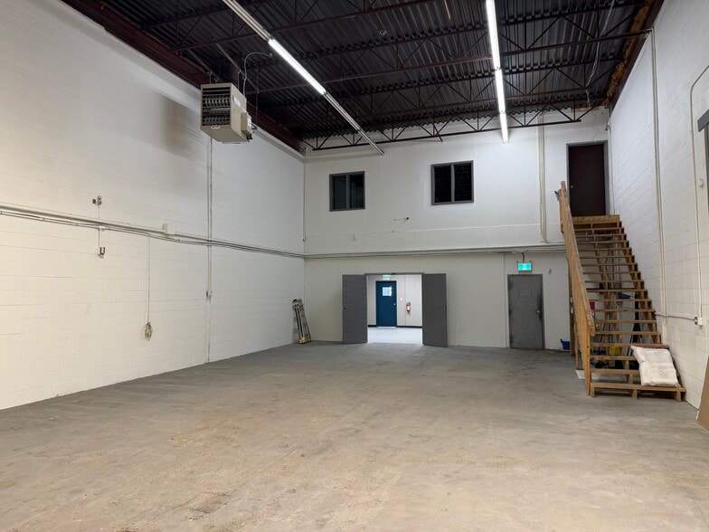 More Photos Of 3815 61 Av SE, Calgary Industrial For Lease