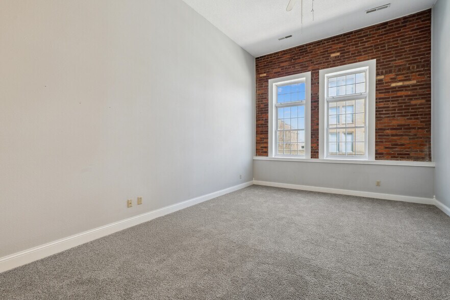 More Photos Of 626-632 Sycamore St, Waterloo Storefront Retail Office For Sale