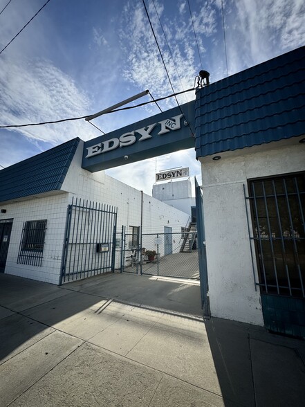 More Photos Of 15954-15958 Arminta St, Van Nuys Warehouse For Lease