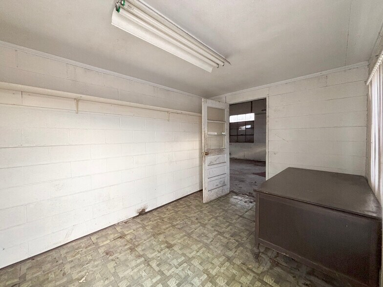 More Photos Of 507 S 12th St, Murray Flex For Sale