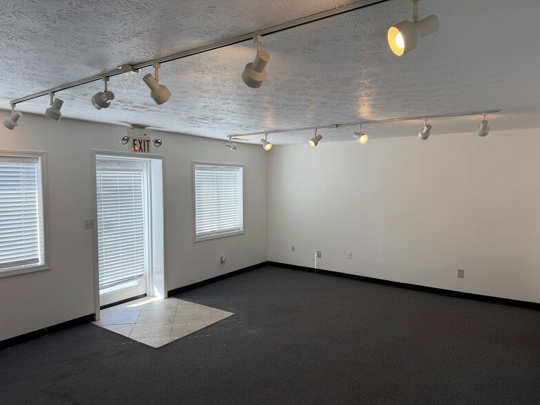 More Photos Of 207 Big Run Rd, Lexington Warehouse For Lease