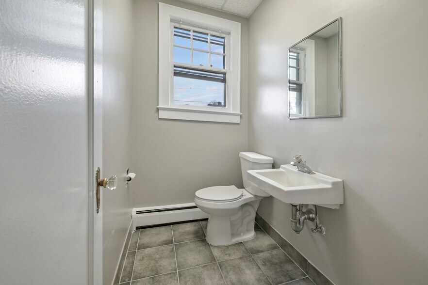 More Photos Of 295 Montgomery St, Bloomfield Office For Lease