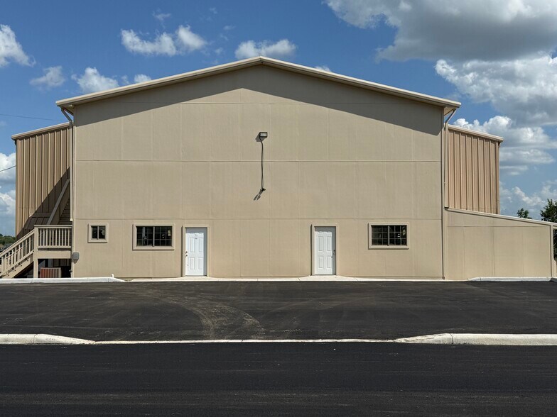 More Photos Of 3411 FM465, Seguin Warehouse For Lease