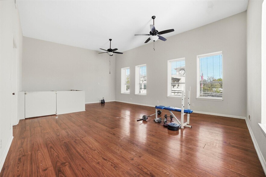 More Photos Of 923 Loop 332, Liberty Hill Storefront Retail Residential For Sale