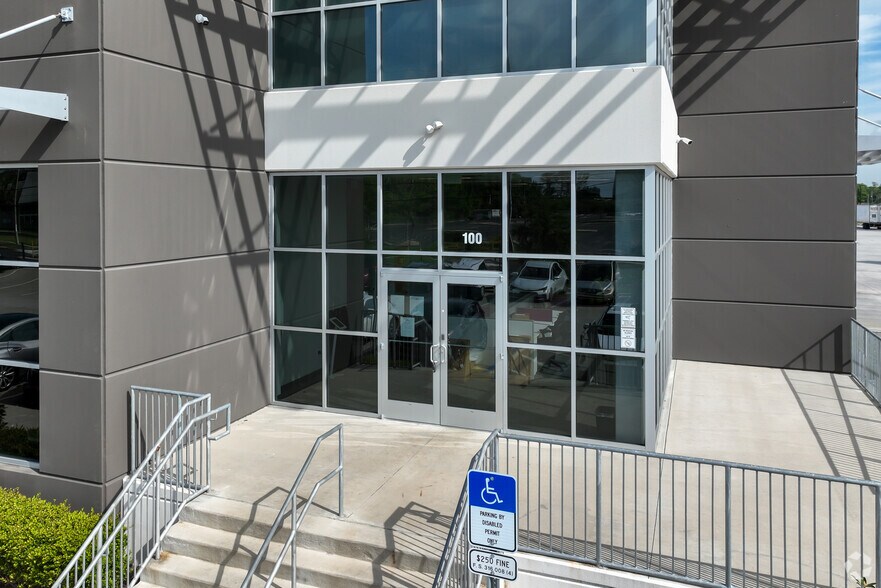 More Photos Of 2001 W Oak Ridge Rd, Orlando Distribution For Lease