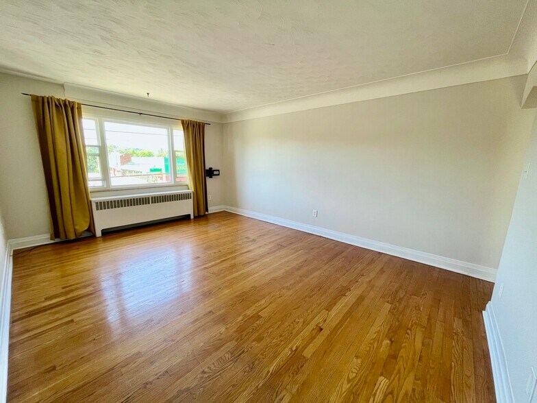 More Photos Of 832 King St W, Hamilton Apartments For Sale
