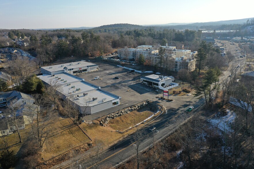 More Photos Of 416 Boston Post Rd E, Marlborough Storefront For Lease